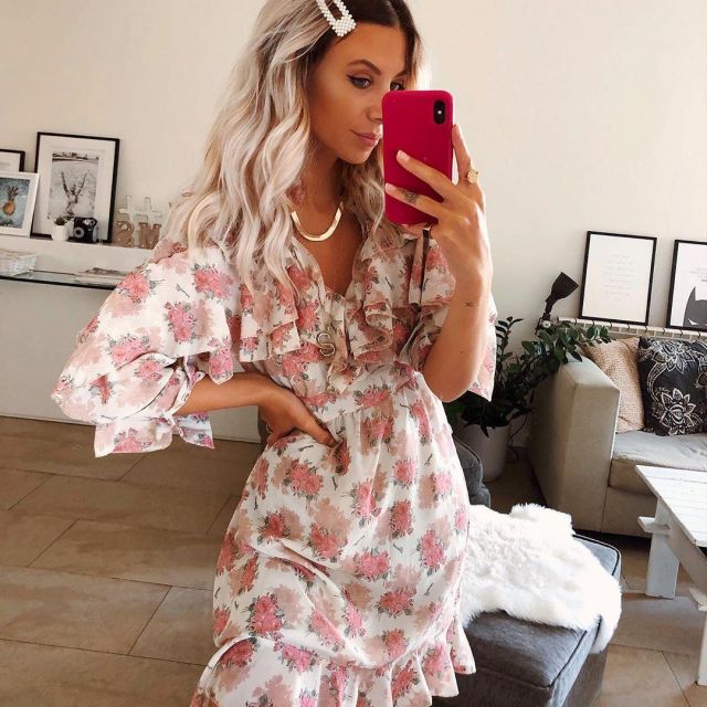 The dress with flowers and ruffles worn by Sabrina Cesari on the account Instagram of @sabrinacsari 