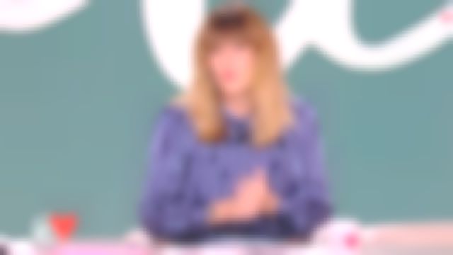 The top crepe with blue stripes of Daphne Bürki in I love you etc... the 04.10.2019