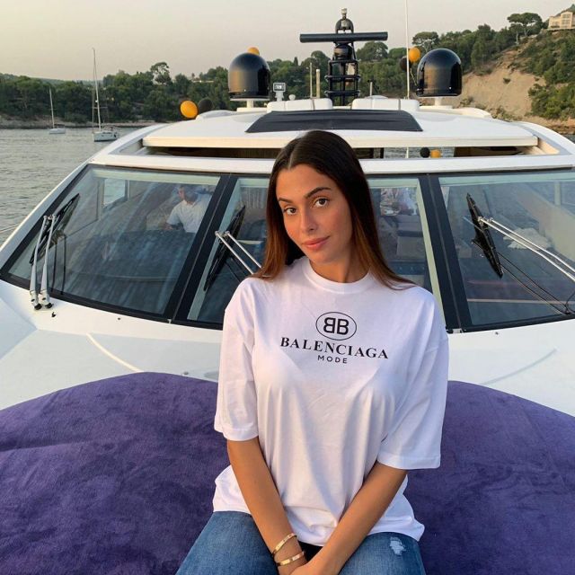 Le t-shirt blanc Balenciaga Mode de Coralie Porrovecchio sur le compte Instagram de @porrovecchiocoralie