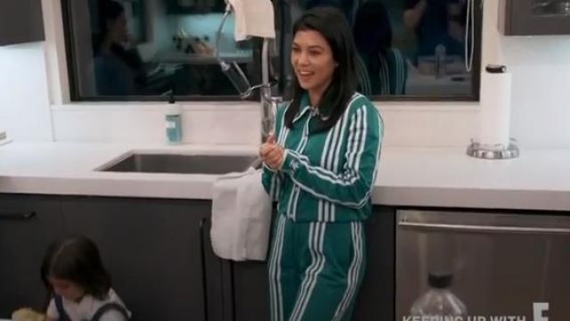 Adidas Originals x Ji Won Choi split avant un pantalon en vert porté par Kourtney Kardashian en accord avec les Kardashians Saison 17 Épisode 4