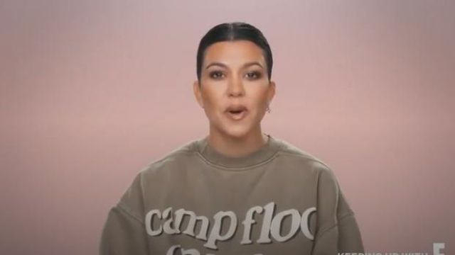 Kanye West et Kid Cudi Camp Fouetter Ronger Merch porté par Kourtney Kardashian en accord avec les Kardashians Saison 17 Épisode 4
