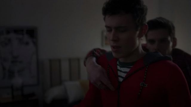The sweatshirt zipped red Lacoste worn by Ander (Arón Piper) in the series Elite (S02E03)