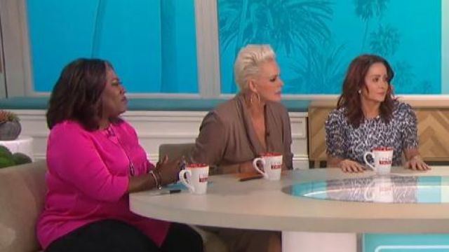 Michael kors Vestido estampado de lentejuelas con manga ruched usado por Patricia Heaton en The Talk 7 de octubre de 2019