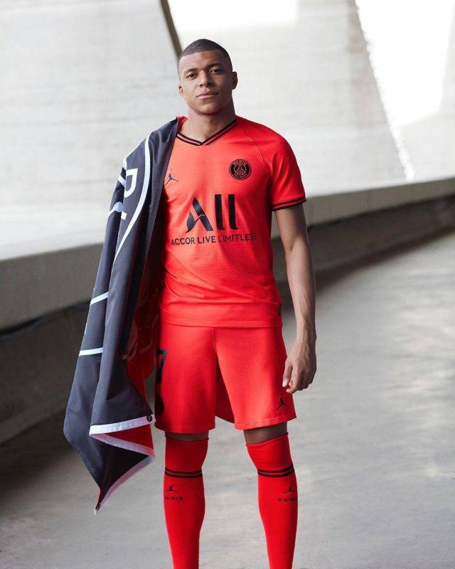 Le maillot de football Paris Saint-Germain 2019/2020 Away porté par Kylian Mbappé sur le compte Instagram de @nikefootball