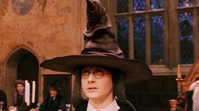 The replica of the sorting hat Magic of Harry Potter (Daniel Radcliffe) in Harry Potter and the sorcerer's stone