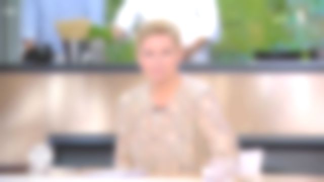Le top imprimé de Anne-Élisabeth Lemoine dans C à vous du 08/10/2019