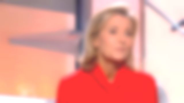The blouse in crepe de Chine with tie at the neckline of Claire Chazal in Passage of the arts
