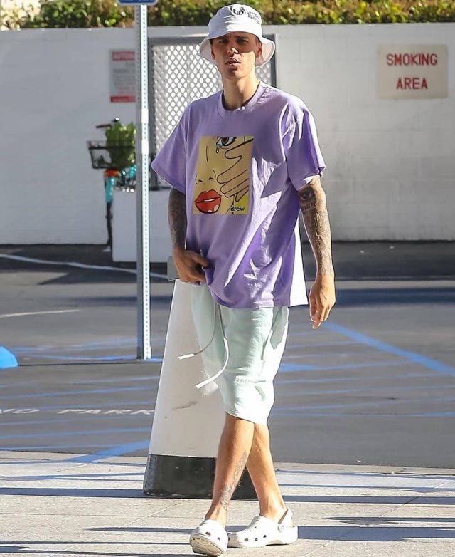 La crainte de Dieu Essentials Graphic Sweat Shorts portés par Justin Bieber Beverly Hills, le 2 octobre 2019