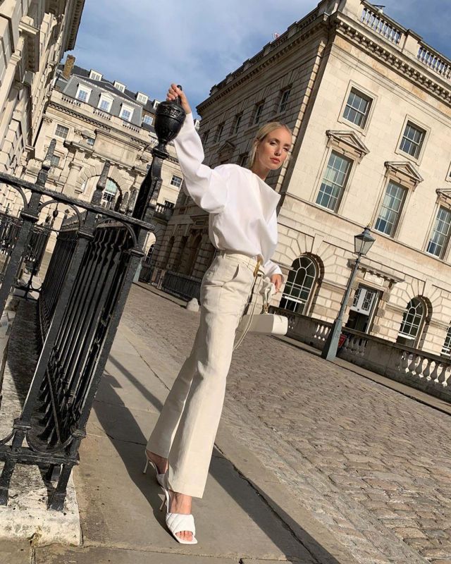 El bolso Sant Neutral Kinchaku que lleva Leonie Hanne en la cuenta de Instagram @leoniehanne en Londres, Reino Unido 8 de octubre de 2019