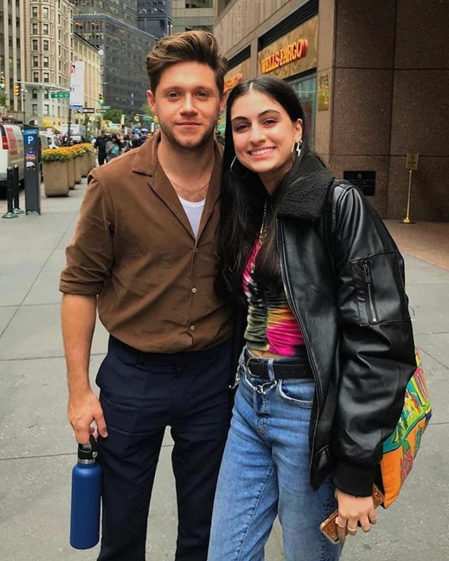 Hydroflask Standard Mouth 24 Oz. Waterbottle in Cobalt worn by Niall Horan New York City October 7, 2019
