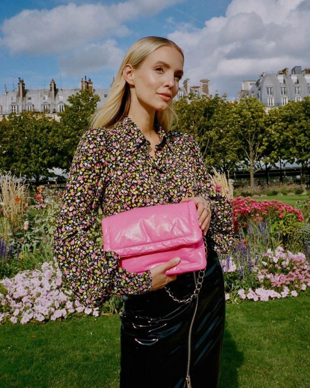 Marc jacobs Pink The Pil­low Bag worn by Leonie Hanne on the Instagram account @leoniehanne in Paris, October 7, 2019