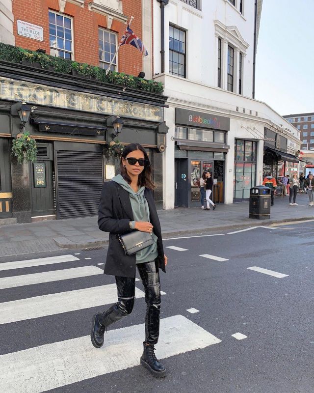 H&m Su­dadera con ca­pucha worn by Emelie Hollow on the Instagram account @emitaz Kensington Road September 22,2019