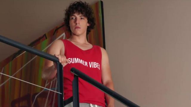 The tank top of Gabriel (Arthur Legrand) in Tomorrow belongs to us