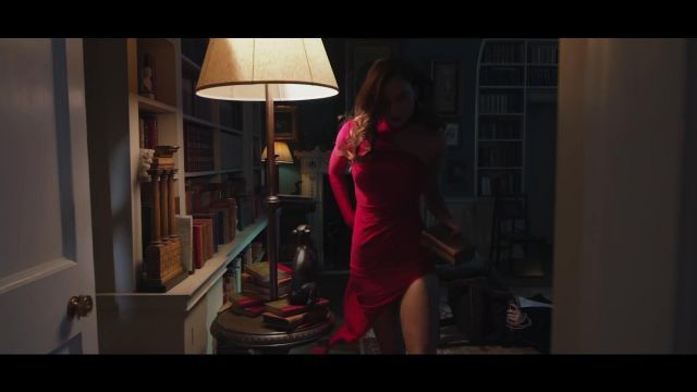 Robe rouge longue de Alexis Ren dans Ed Sheeran - South of the Border (feat. Camila Cabello & Cardi B) [Official Video]