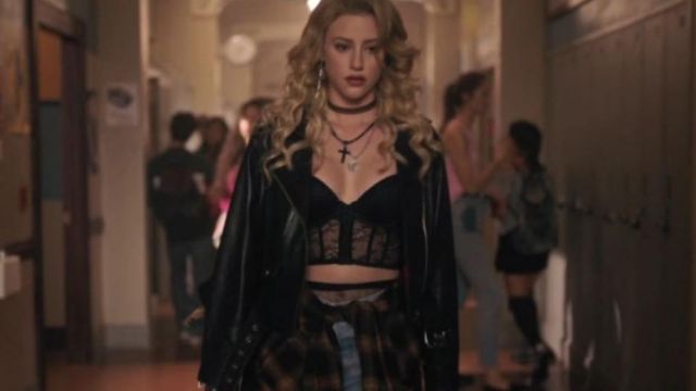 The leather jacket of Alice smith (Lili Reinhart) in Riverdale (S03E04)