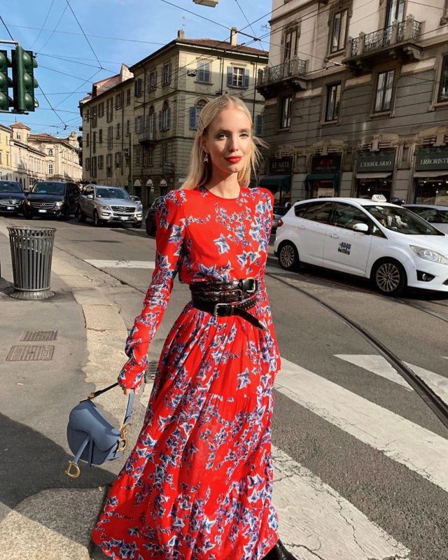 Bolso Dior Blue Calfskin usado por Leonie Hanne en la cuenta de Instagram @leoniehanne en Milán 24 de septiembre de 2019