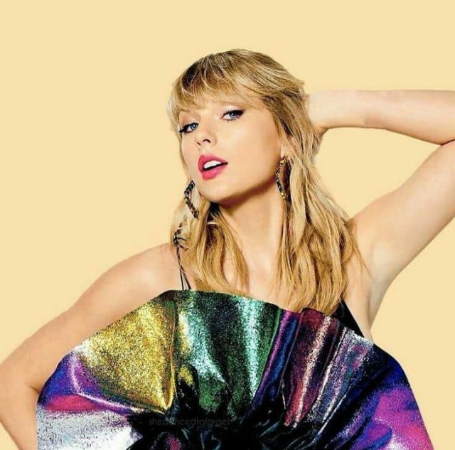Germanier Recyclé Paillettes Volants en Satin Robe de Glissement porté par Taylor Swift Saturday Night Live le 4 octobre 2019