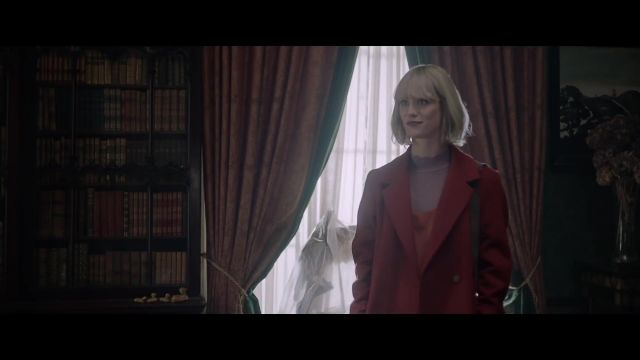 Manteau rouge porté par Kate (Mackenzie Davis) en Le Tournant