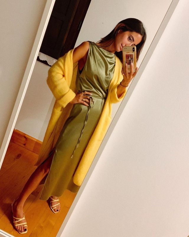 Long yellow cardigan of María Fernández-Rubíes on the Instagram account @mariafrubies