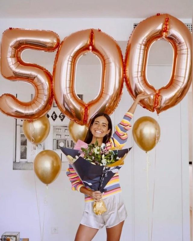 Rose gold foil number balloons of María Fernández-Rubíes on the Instagram account @mariafrubies