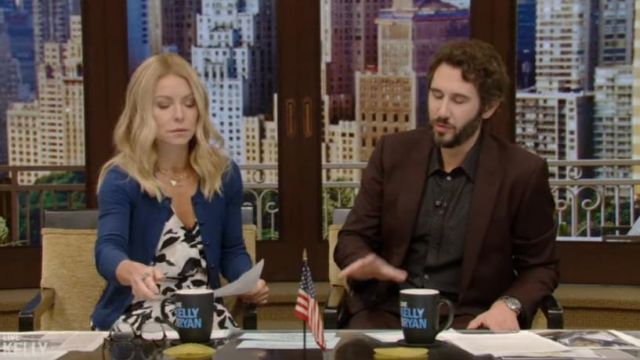 Club Monaco Abstract print faux wrap handkerchief hem silk dress usado por Kelly Ripa en VIVO con Kelly y Ryan 10 de octubre de 2019