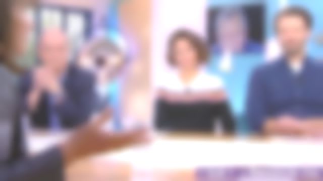 Le pull à bandes arc en ciel de Marion Ruggieri dans C à vous