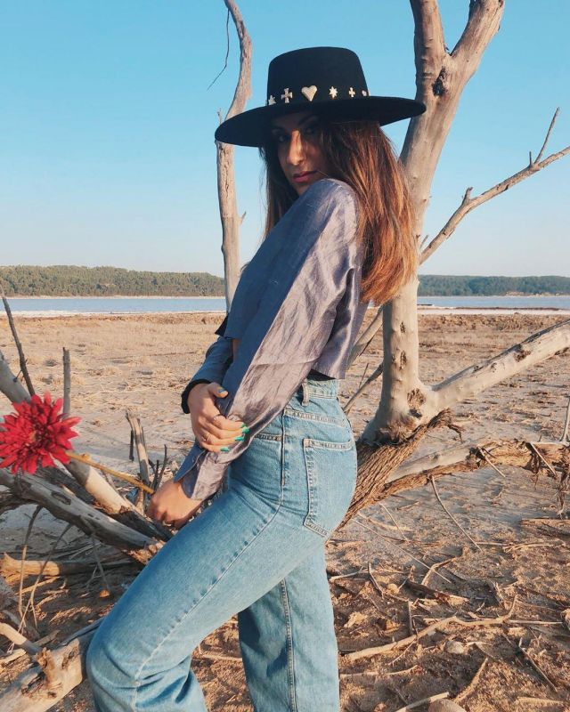 Le chapeau noir de Adrianne sur le compte Instagram de @adriannetrends