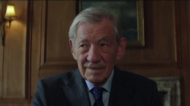 La cravate bleue à pois de Roy Courtnay (Ian McKellen) dans L'Art du mensonge