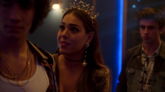 The crown worn by Read (Danna Paola) in Elite (S02E01)