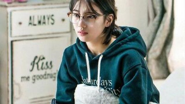 The sweatshirt of Nam Hong-Joo (Suzy Bae) in While You Were Sleeping ...