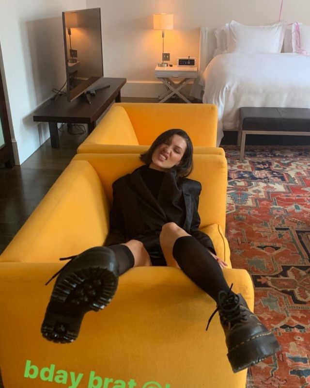 The black stockings worn by Bella Hadid on the account Instagram of @bellahadidbrasil