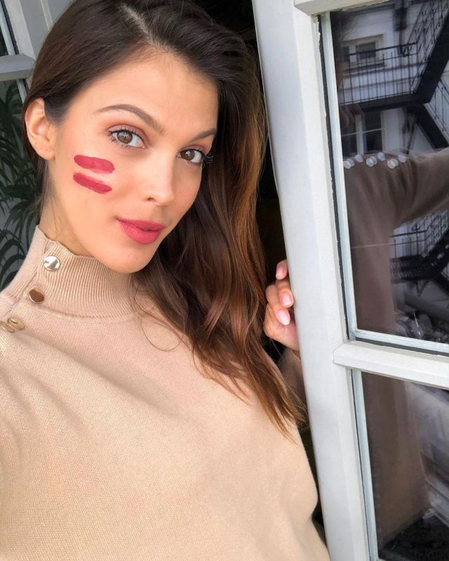The Sweater long sleeve mock neck beige Iris Mittenaere on the account Instagram of @irismittenaeremf