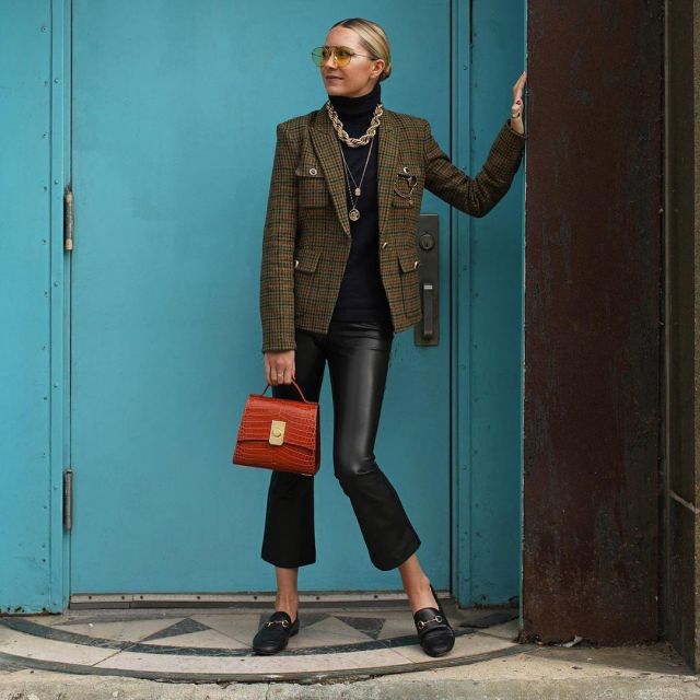 Black loafers with buckles of Blair Eadie on the Instagram account @blaireadiebee