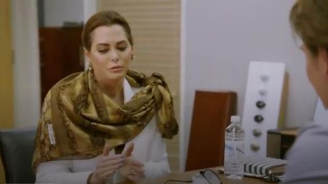Bufanda con estampado de piel de serpiente usada por D'Andra Simmons en The Real Housewives of Dallas Season04 Episodio06