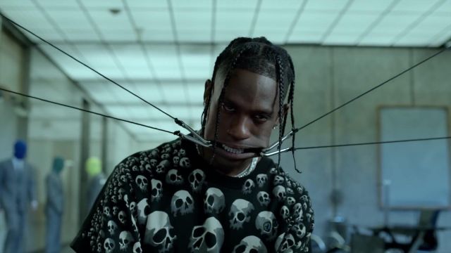 Vintage bleu liquide crânes t-shirt porté par Travis Scott dans sa Plus haute dans la salle de musique de la vidéo