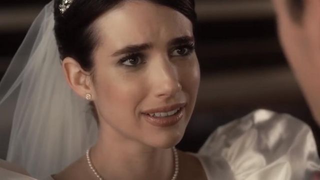 Le collier de perles blanches de Madison Montgomery (Emma Roberts) dans American Horror Story (S09E02)