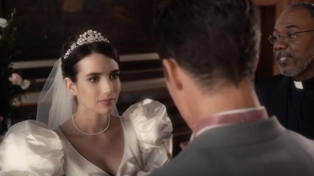 The diadem pearl and flower of Madison Montgomery (Emma Roberts) in American Horror Story (S09E02)