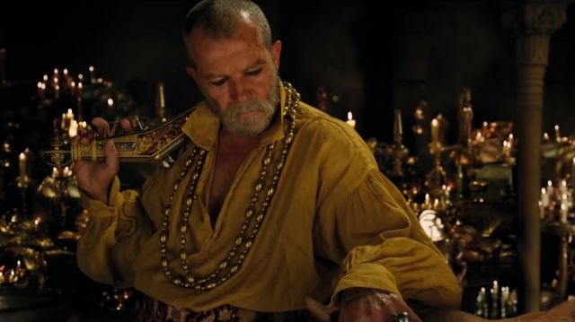 The golden necklace of Rassouli (Antonio Banderas) in The Voyage of Dr. Dolittle