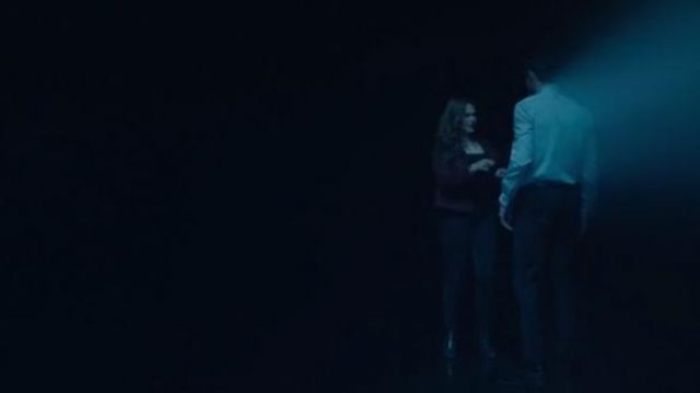 Madewell noir high rise skinny jeans avec braguette à boutons, portés par l'Espoir Mikaelson (Danielle Rose Russell) dans les Héritages de la Saison 2 Épisode 1