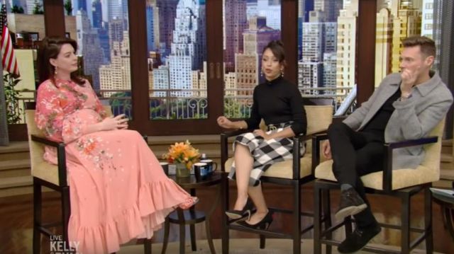 Faux wrap ma­ter­ni­ty dress with ad­justable belt worn by Anne Hathaway on LIVE with Kelly and Ryan October 12, 2019