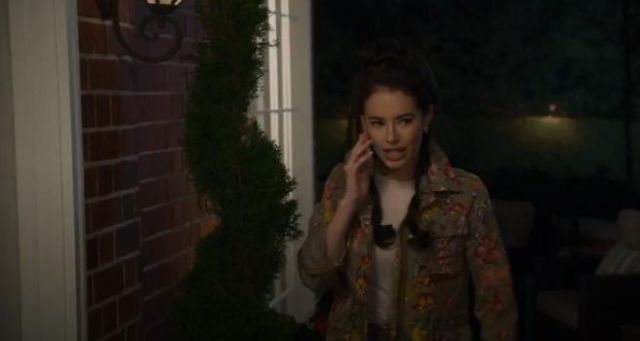 H&M floral printed anorak jacket worn by Roxy (Chloe Bridges) in Insatiable Season 02 Episode 01