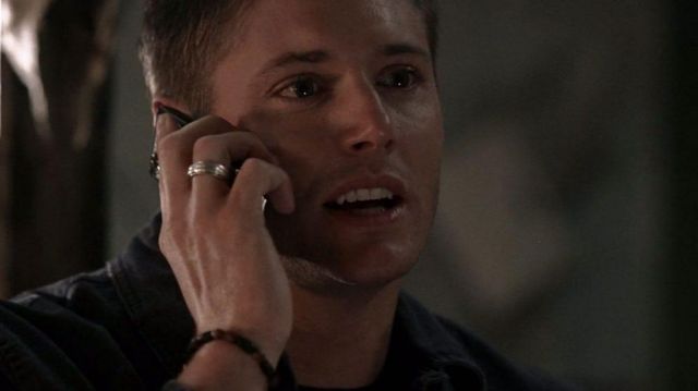 Le bracelet de Dean Winchester (Jensen Ackles) dans Supernatural