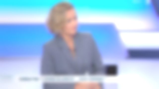 La veste de tailleur en flanelle rayures tennis de Caroline Roux dans C dans l'air le 09.10.2019