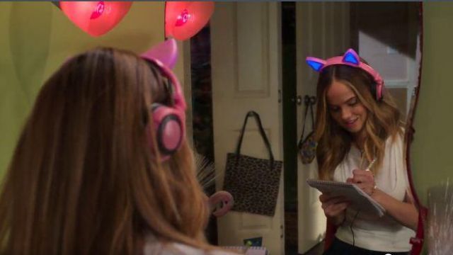 Jinserta pink cat ear headphones used by Patty Bladell (Debby Ryan) in Insatiable Season 02 Episode 02