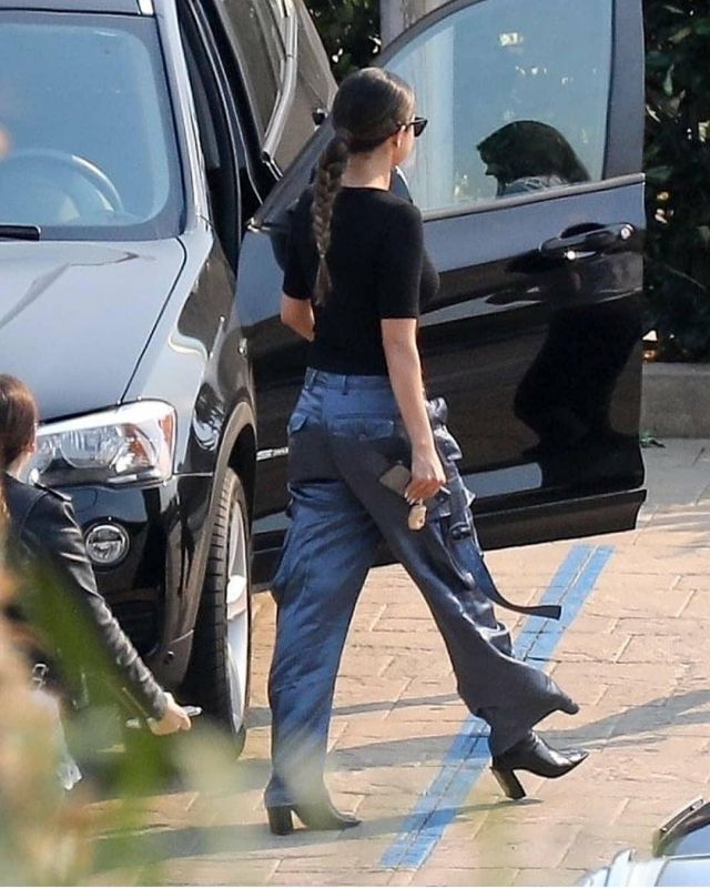 Sies Marjan Sammie Lavé Satin Pantalon Cargo porté par Selena Gomez Nobu Malibu, le 12 octobre 2019