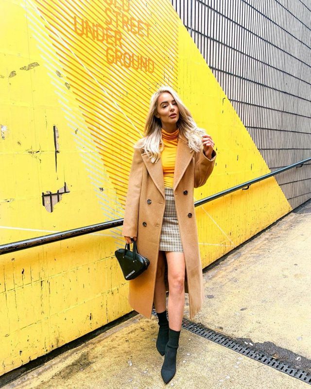 Mustard Turtleneck Top de Lauren Black en la cuenta de Instagram @imlaurenblack