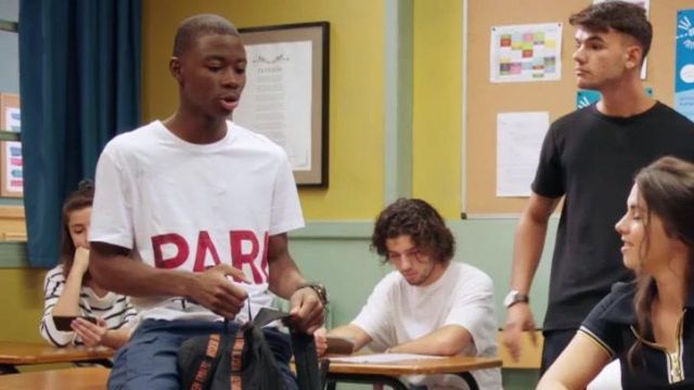 T-shirt Banksy "Parking" carried by Souleymane (Dembo Camilo) in Tomorrow belongs to us (S01E565)