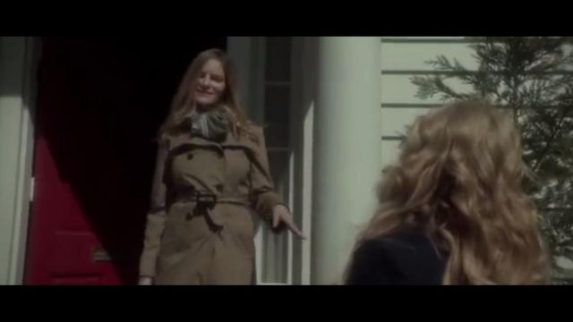 Trench coat beige classic Joan (Jennifer Jason Leigh) in Amityville : The Awakening
