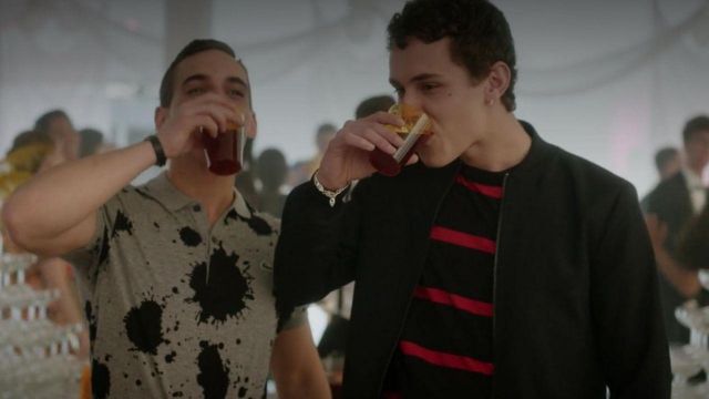 Lacoste Polo Gris Shirt porté par Christian (Miguel Herrán) comme on le voit dans l'Élite S01E08