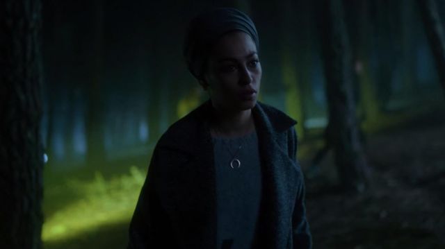 Le manteau gris foncé de Nadia (Mina El Hammani) dans Élite (S02E03)